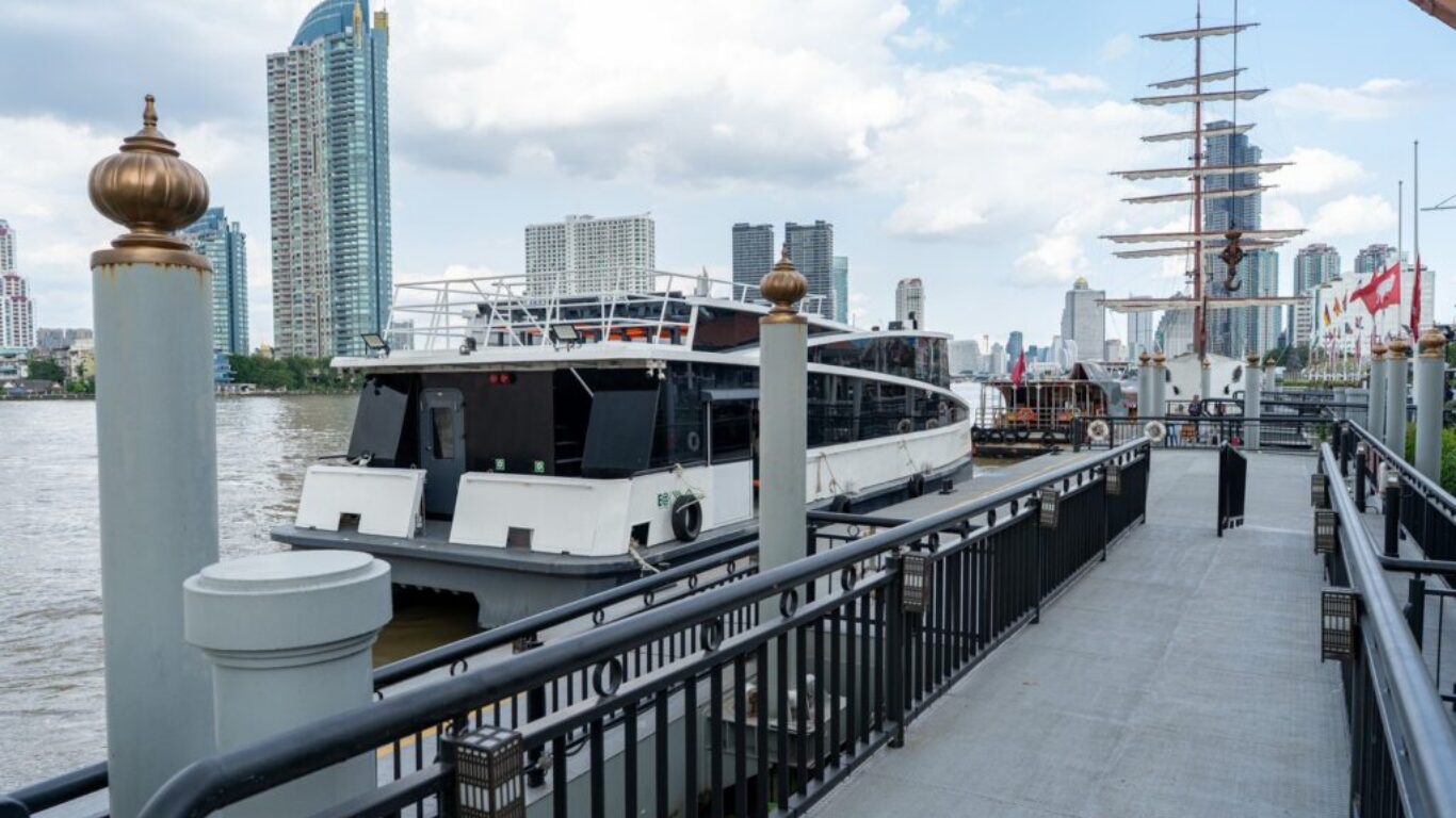 The Thai Smile Boat System First-Time Visitors_ Getting Around with Hop-On Hop-Off Buses & Boats