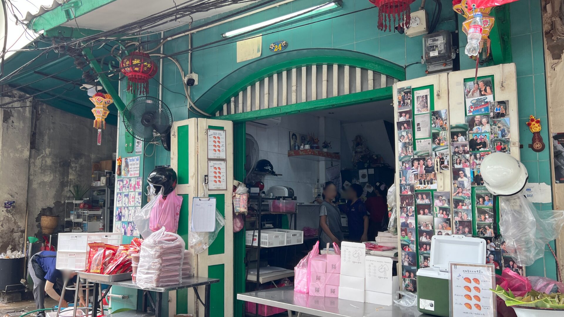 Khun-Phu-Curry-Puff-Talat-Noi